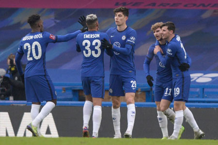 葡超比赛一球员受伤需要担架，对方球员帮忙传递担架吃黄牌