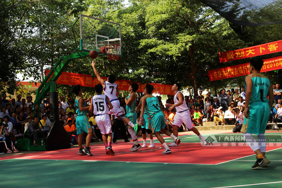 率队晋级美职联1／4决赛后，梅西现场观看儿子训练