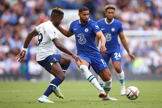 前锋关键进球锁定胜局